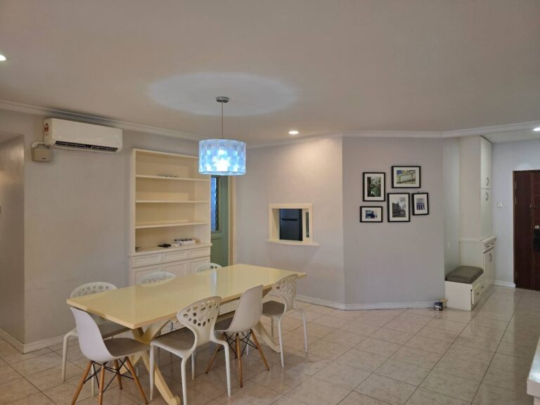 Spacious, Well Kept. Walkable to Grocers, Restaurants & Cafes
